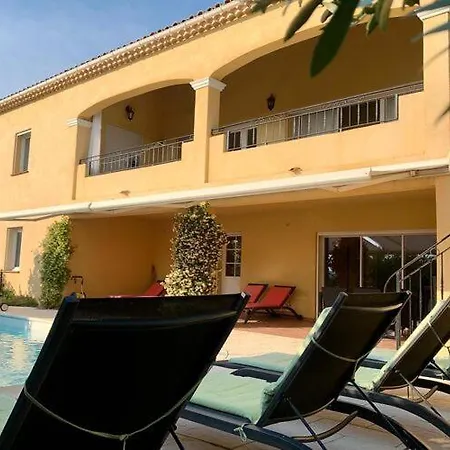 Vila Spacious In With Private Pool